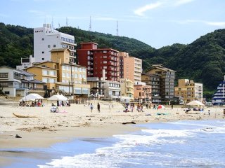 ビーチまで徒歩10秒。夏を満喫できる立地。寮は人気のワンルームタイプです