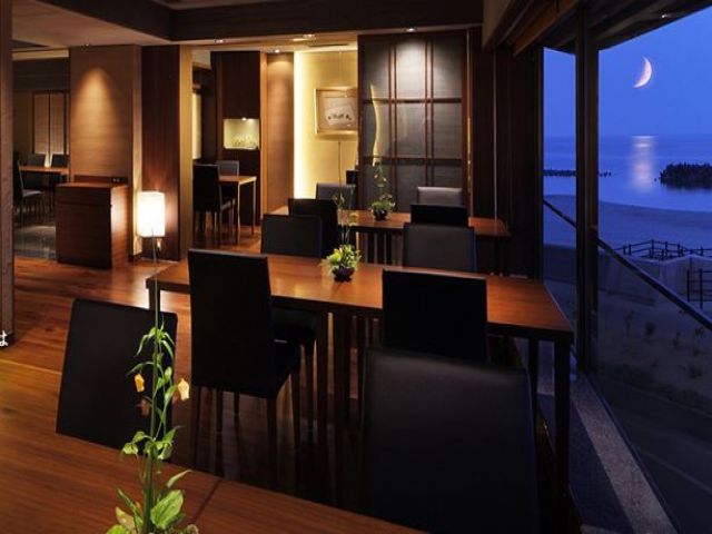 レストランや食事処でのサービスのお仕事です