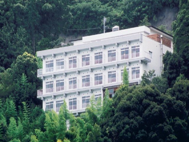 熱海を見下ろせる高台にあります♪