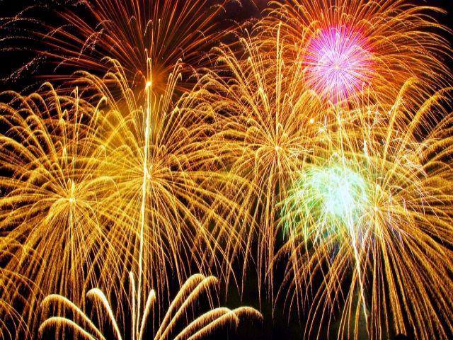 4月下旬から10月までは湖畔沿いに毎日花火が上がりますよ(^▽^)/