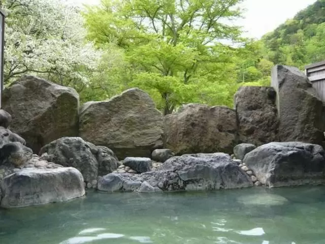 源泉かけ流しの温泉に毎日入れるので、日々の疲れも取れますよ！