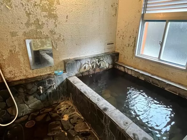 お風呂と洗濯機は寮とは別の建物にあります。さすがホテル名だけあって寮のお風呂も温泉です♪