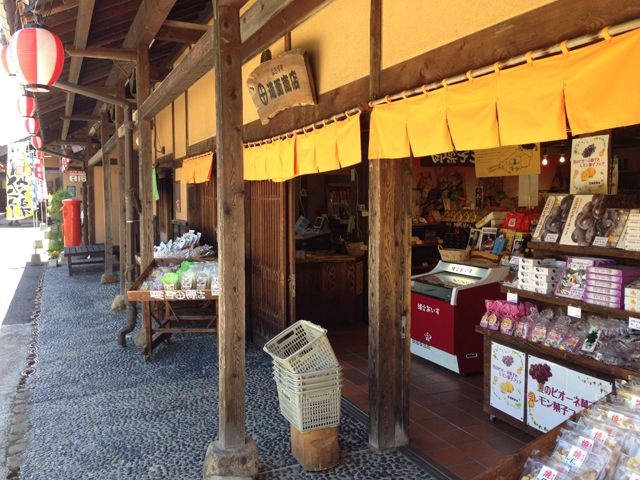 どこか懐かしいお店がいっぱい！