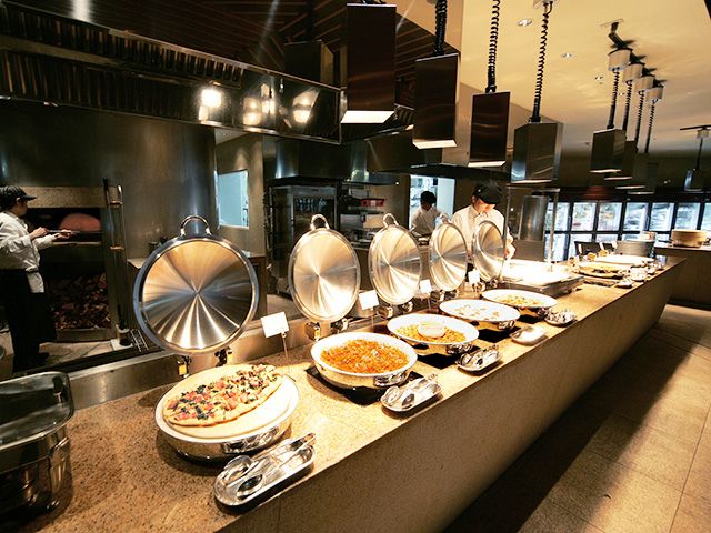 緑あふれるロケーション、清潔感あふれるビュッフェレストランが職場！