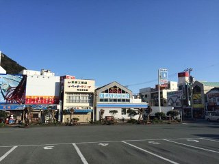 【レア職種×Wifi完備×通し勤務】アミューズメント施設のホールスタッフのお仕事★