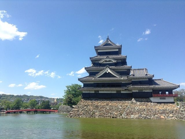 長野の観光名所の一つの松本城です！その他白馬もオススメです♪
休日は観光巡りをしてみては？