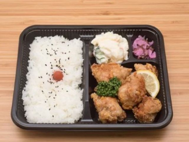 夜はお弁当です！コンビニも間隣なので買い物にも困りません！