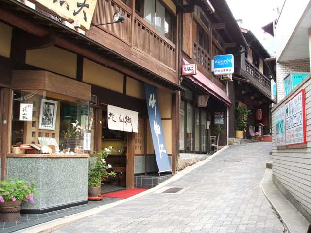 温泉街には人気のお店がたくさん並びます。