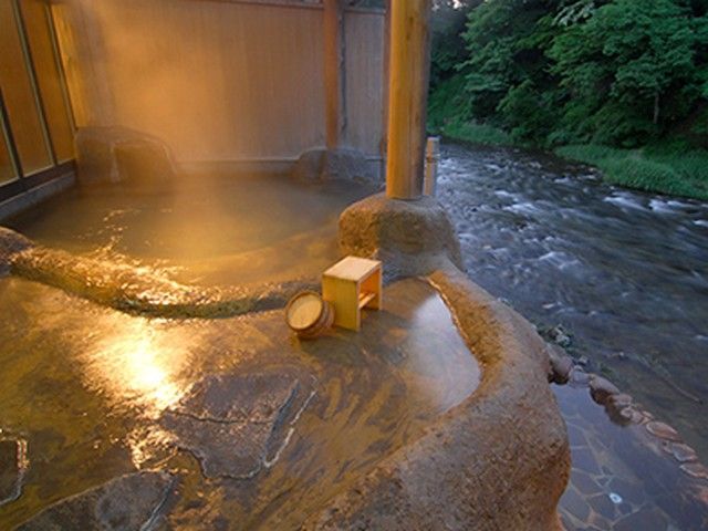 渓流沿いにある旅館☆川のせせらぎも聞こえ、大自然に癒されます♪