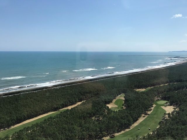 オーシャンビューのリゾートホテルに隣接のゴルフ場内レストランでの勤務です！