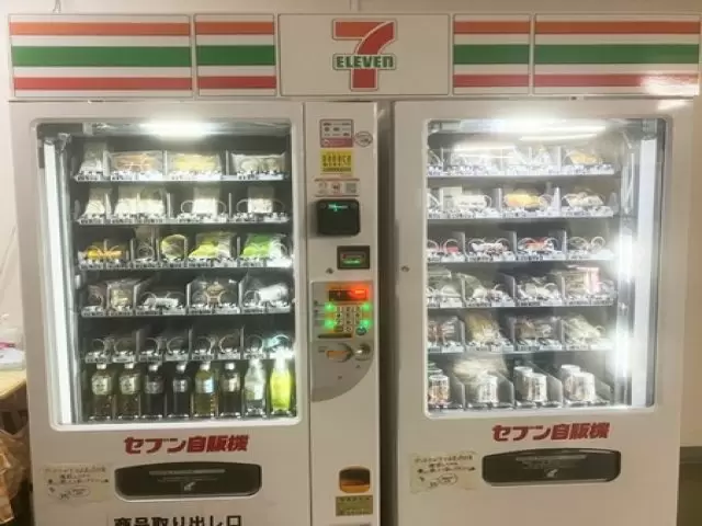 食堂もあるし食堂の近くにはセブンイレブン自販機もありますよ☆