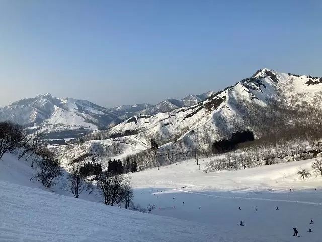 近隣のスキー場も無料で滑れますよ♪