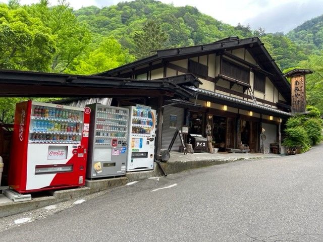 コンビニなどはありません。売店には、飲み物・カップ麺・お菓子を買うことができます♪