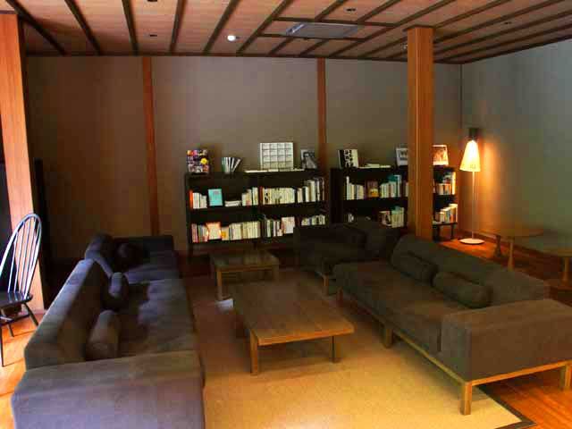 創業260年以上になる旅館にはたくさんの歴史や、文豪も宿泊しているので趣きがあってうっとり