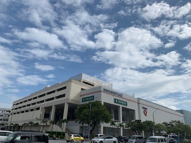 ショッピングモールや映画館が併設された商業施設があります♪周辺には大型の公園もあります♪