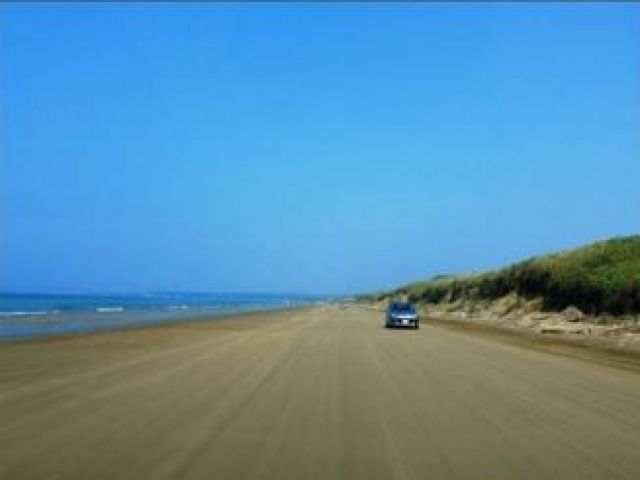 千里浜なぎさドライブウェイって知ってます!?
車で砂浜を走れちゃうんです☆
