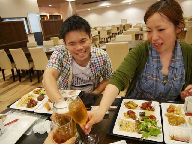 食事はバイキングメニューを食べれます♪
