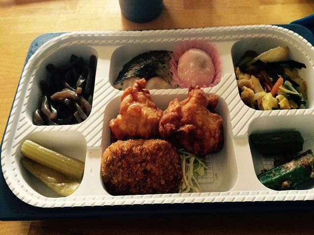 お食事はお弁当になります♪休日の日も1食200円にて注文出来ます☆