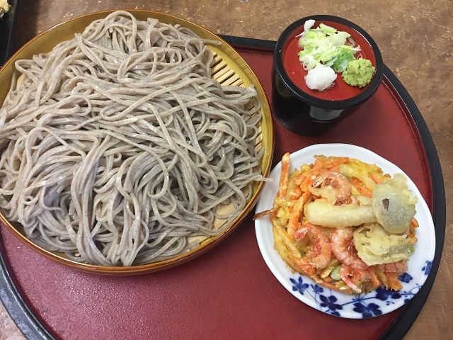 信州そば♪喫茶店などもあり上高地内の散策はもちろん、休日には松本まで行かれる方もいますよ