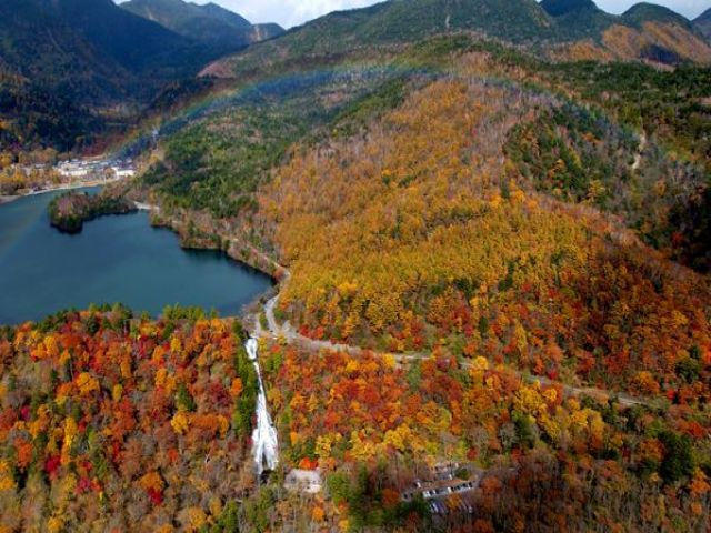 紅葉シーズンは辺りの山々が赤黄に染まり、その景観は見事の一言♪