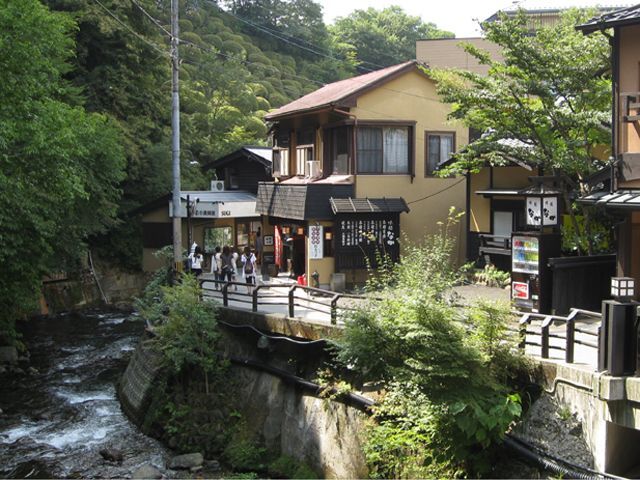 河沿いにはお土産屋やちょっとした飲食店もあり、休日はゆっくり過ごせますよ☆