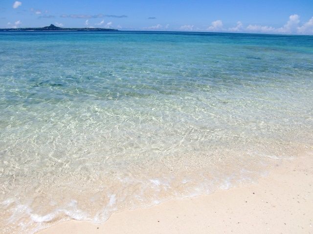 沖縄本島北部はビーチがキレイ♪休日は、海の美しさが別格の瀬底島や水納島へ行けちゃいます◎