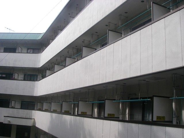 【女性寮外観】職場から徒歩圏内(敷地内)です。外観は潮風の影響がありますが中はキレイ♪