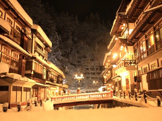 夜はガス灯がともり、より素敵な雰囲気になりますね♪