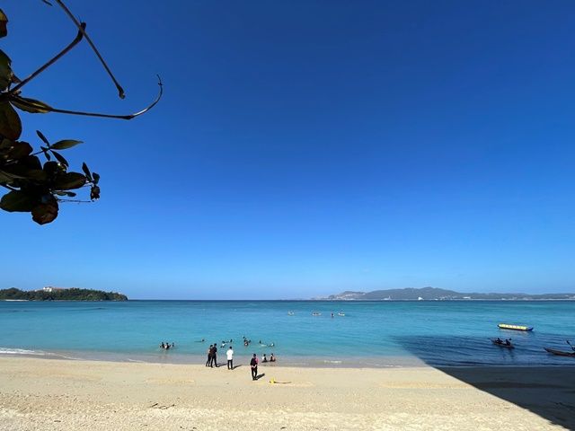 職場の目の前のきれいなビーチ！
夏場だけと思われがちですが、年中通してキレイです！！