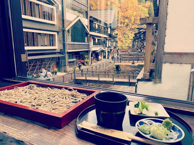 温泉街の中にはちょっとした飲食店もあります♪