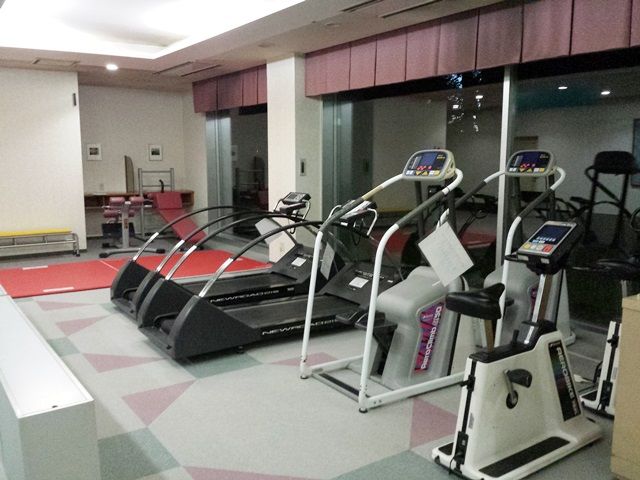ホテル内の簡易的なスポーツジムも無料で使用できます！