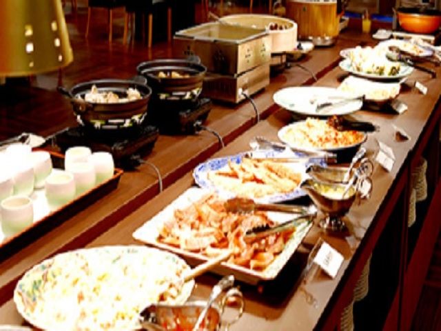 バイキング料理は40品目以上！調理未経験でもＯＫ！いろんな食材に触れられるチャンスです！