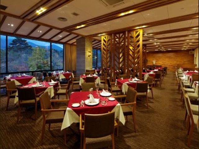 コース提供を行うオシャレなレストランです。