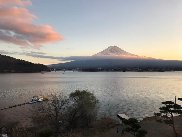 河口湖に臨む富士山は絶景!!
写真は実際に勤務したスタッフさんがとってくれました★