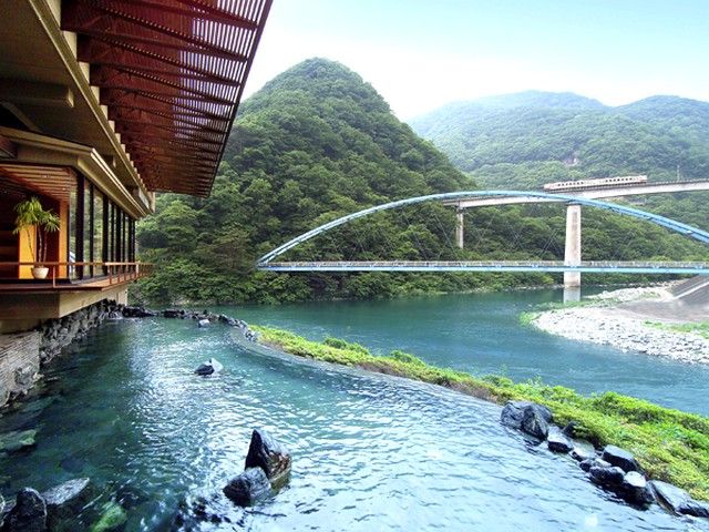 渓流沿いに面し、景色もバッチリ★