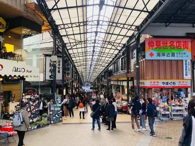 熱海駅周辺では何でも揃います♪せっかくなのでグルメも楽しんでください！