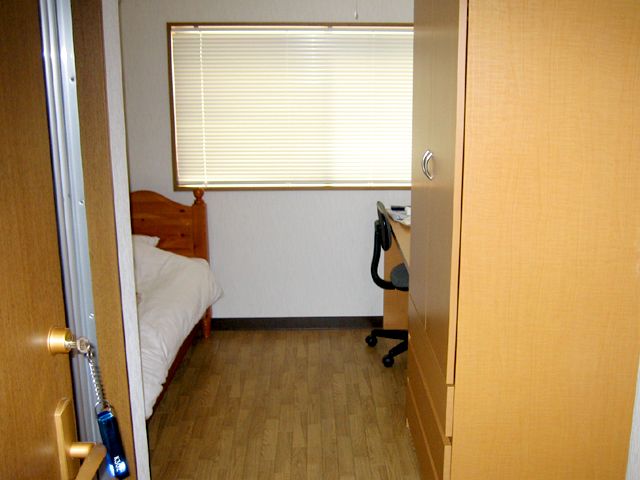 寮は個室、トイレ風呂付、Wifi完備、天然温泉入浴可能。