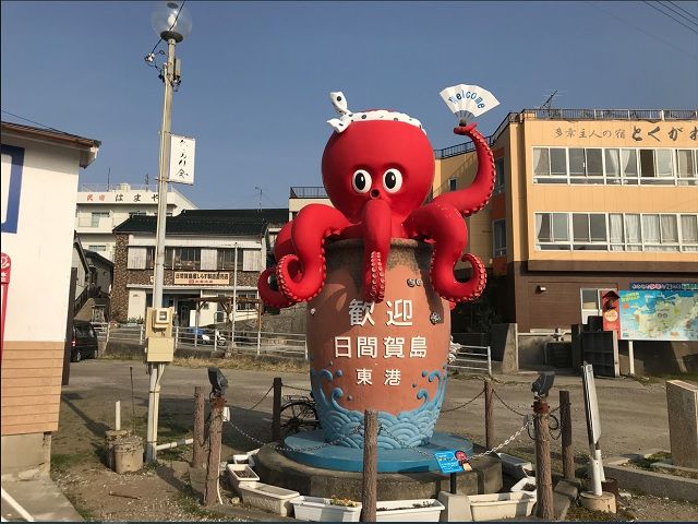 島の周囲は6kmの小さな島です☆
名物のタコモニュメントが港で出迎えてくれます♪