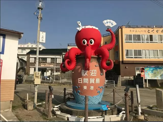 島の周囲は6kmの小さな島です☆
名物のタコモニュメントが港で出迎えてくれます♪