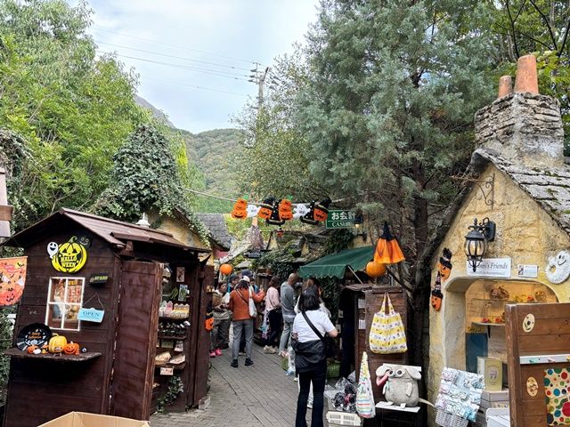 メイン通りの湯の坪街道には飲食店やお土産屋など見てるだけで楽しいお店がたくさん！