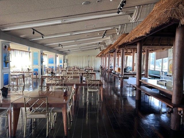 海外のようなお食事会場でお仕事していただきます。
海目の前でリゾート感たっぷりです！