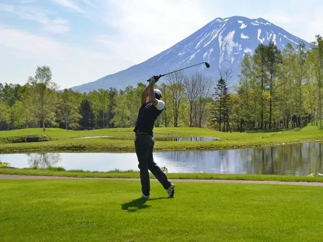振り返ればニセコ連峰の山々に囲まれる、最高のロケーションコース