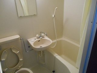 静かな温泉地でのお仕事です。寮は人気の1ルームタイプ！！！