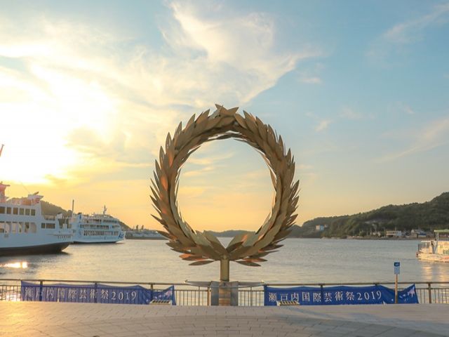 港から高松、岡山へはフェリーで