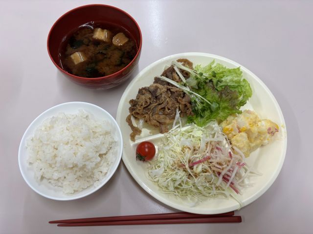 栄養バランスばっちりの好評のまかないです♪