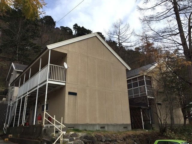 寮は職場に隣接。ユニットバスやミニキッチンもついており快適なワンルームタイプです♪