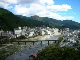 日本三名泉の『下呂』でのお仕事です。
外国人のお客様・社員の方が多い職場ですよ～♪