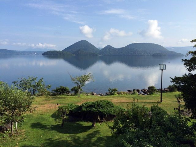 日本3位の湯量を誇る洞爺湖温泉!!昭和新山や有珠山の火山によって陥没したカルデラ湖なんです