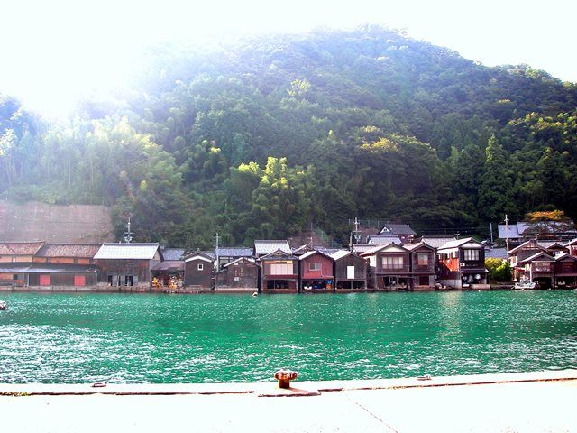 1階が船のガレージ、2階が居間となっている伊根ならではの建物です