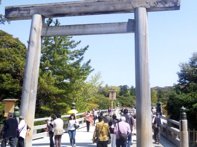 伊勢神宮、正式名称は「神宮」で皇室の御祖先にあたり日本人の総氏神とも言われています。